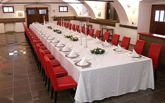 Dvor Jezeršek Brnik