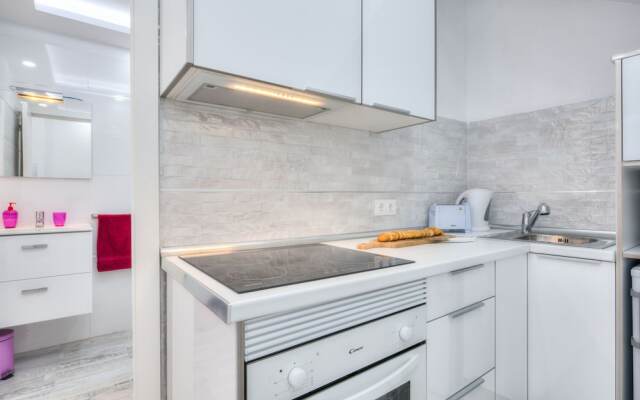 Tidy Little Apartment, Air Conditioning and Pool
