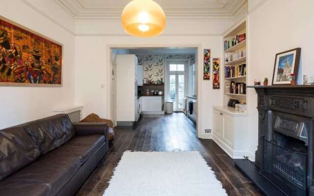 Charming 2 bed Apartment in Queen's Park W/garden