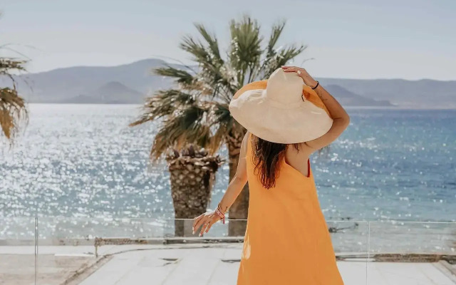Ostrako Beachside Suites