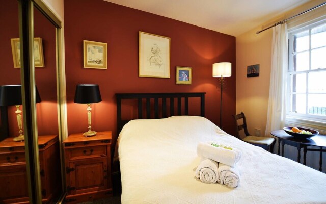 JOIVY Bohemian Writers Retreat in Heart of The Old Town