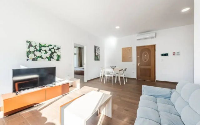 Spacious Apartment by the Beach - Tulipani