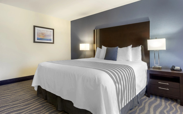 Best Western Plus Edmonds Harbor Inn