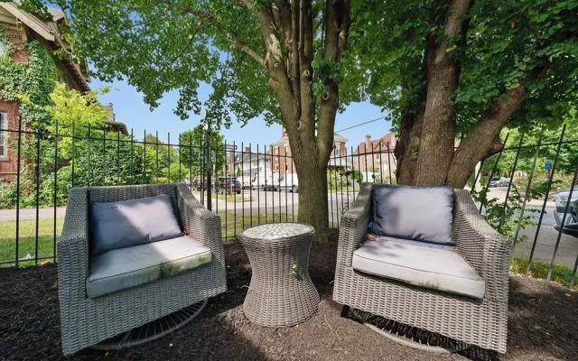 Chic City Retreat 93G