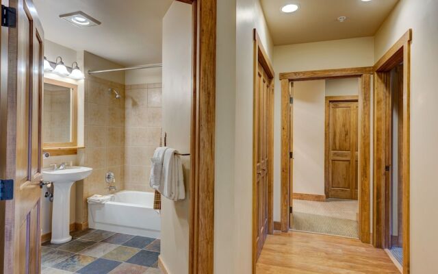 2296 Red Hawk Lodge 2 Bedroom Condo by RedAwning