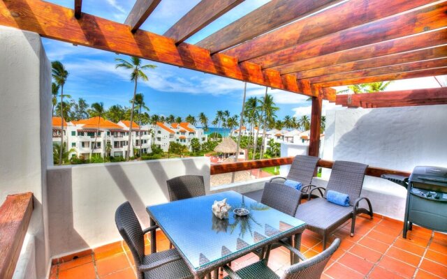 Exquisite Ocean and Pool View Apartment Next to the Beach