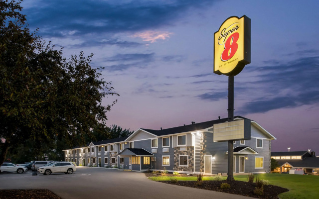 Super 8 by Wyndham Alexandria MN