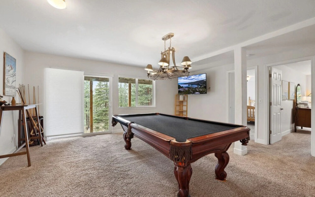 Hall Court Manor - Hot Tub, Pet Friendly, Pool Table!