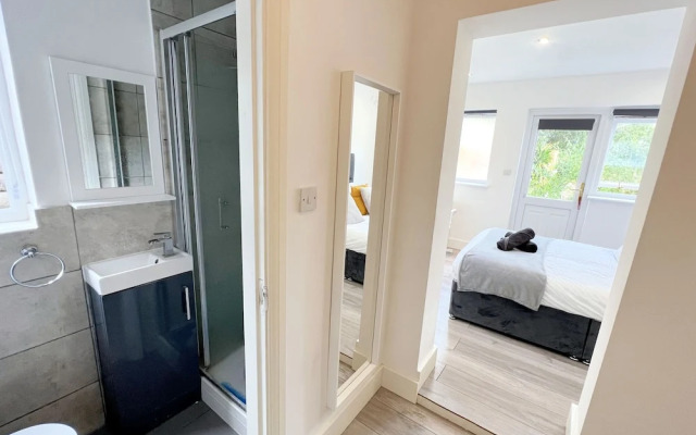 Minet Gardens Central-Suite 3
