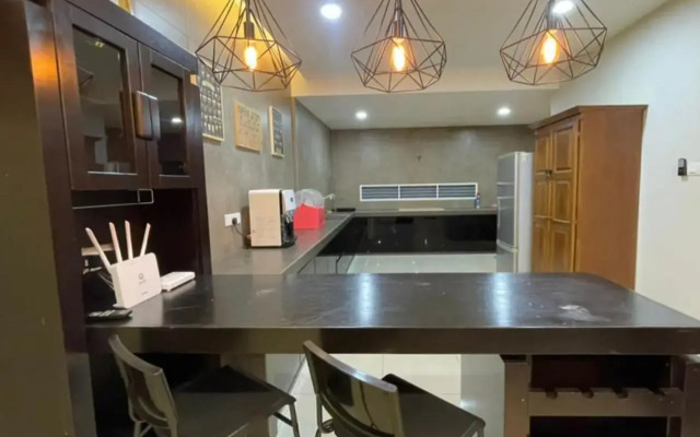 R3troHouse 3Bedroom with AC PS4,POOL TABLE,TVBOX