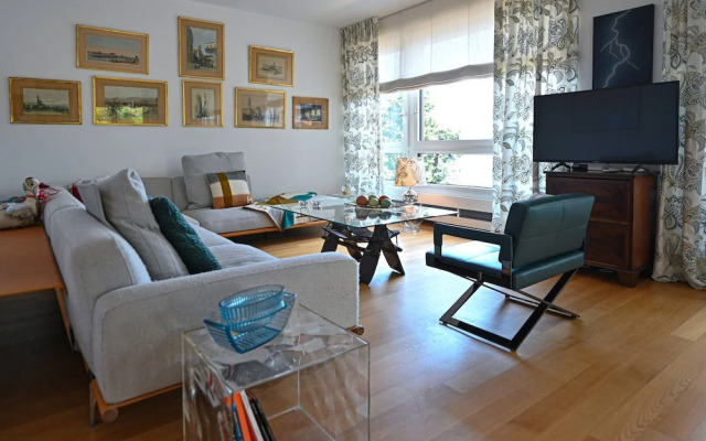 One & Only Lake View Apartment