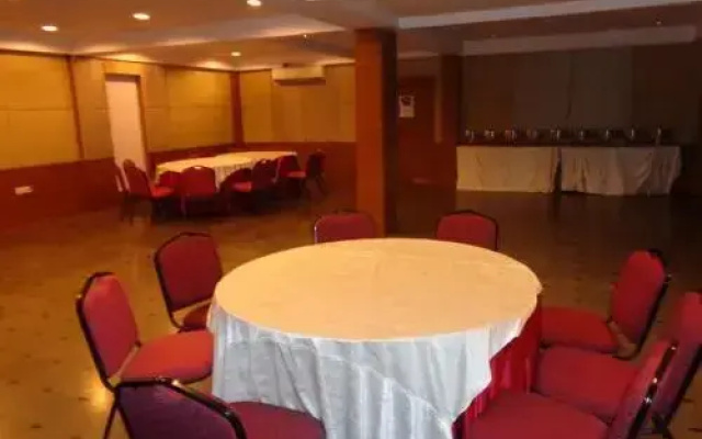 Oyster Airport Hotel