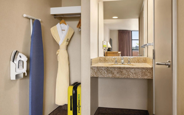 Staypineapple, University Inn, University District Seattle