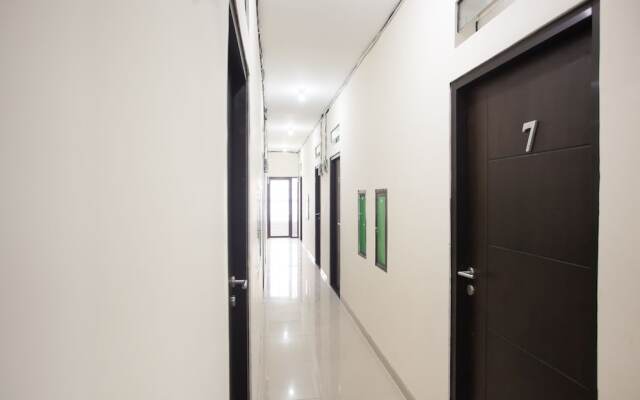 RedDoorz Plus @ K23 Rungkut Madya