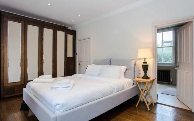 Characterful Townhouse w Patio in Arty Hampstead