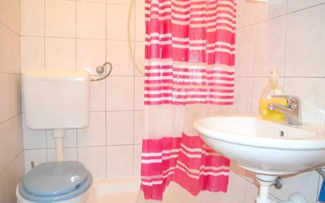 Nearby Beach, Apartment Leda In Center