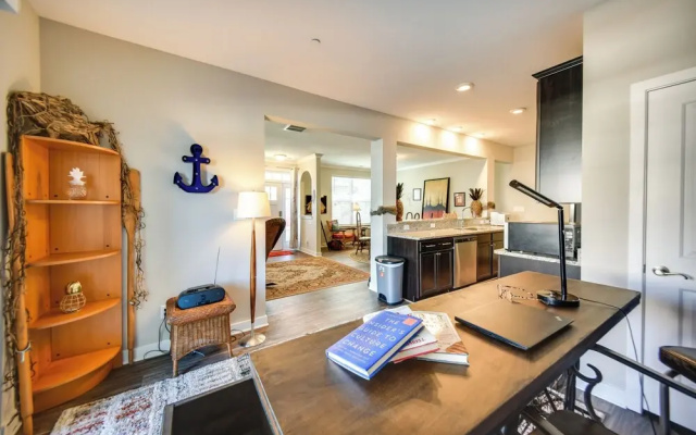 Hampton Condo: By Convention Center & Coliseum!