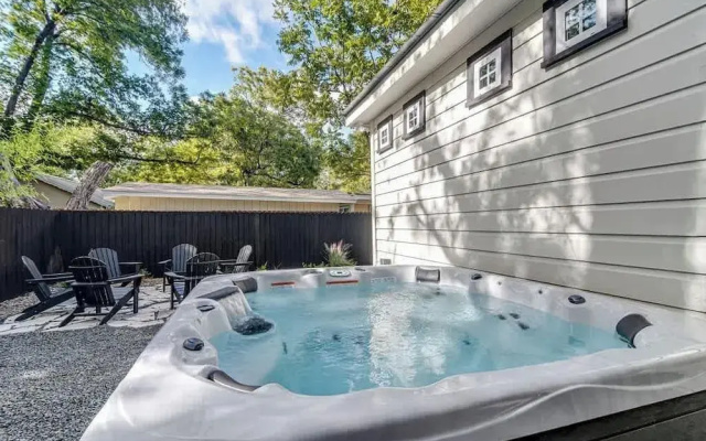 Southern Charm - Near Main With Hot Tub