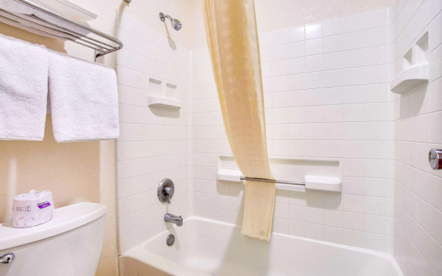 Econo Lodge Inn & Suites Albuquerque East I-40 Eubank Exit