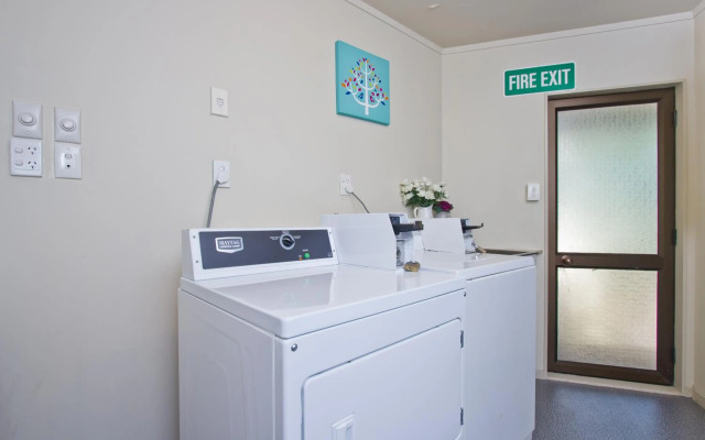 Airport Manor Inn
