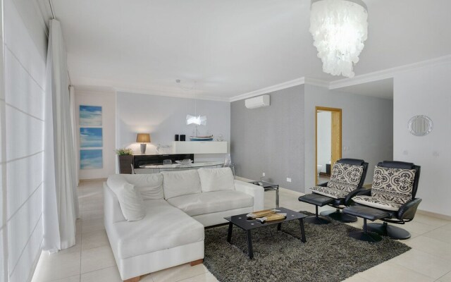 Luxury Apt With Side Seaviews and Pool, Best Location