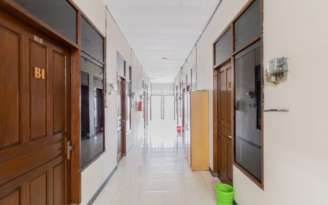 RedDoorz near Taman Flora Bratang Surabaya