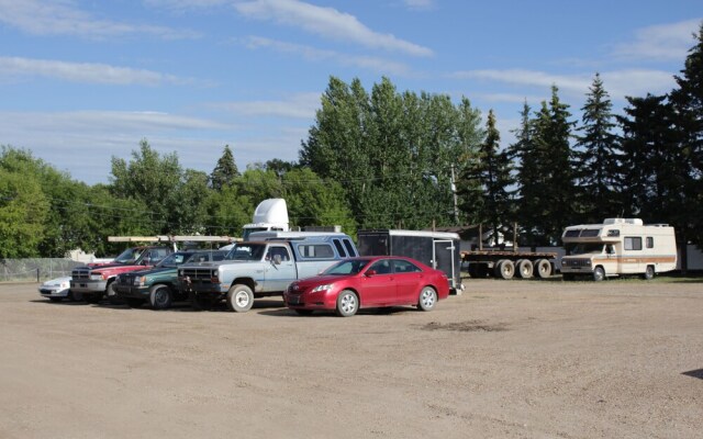 Morinville Plaza & Suites