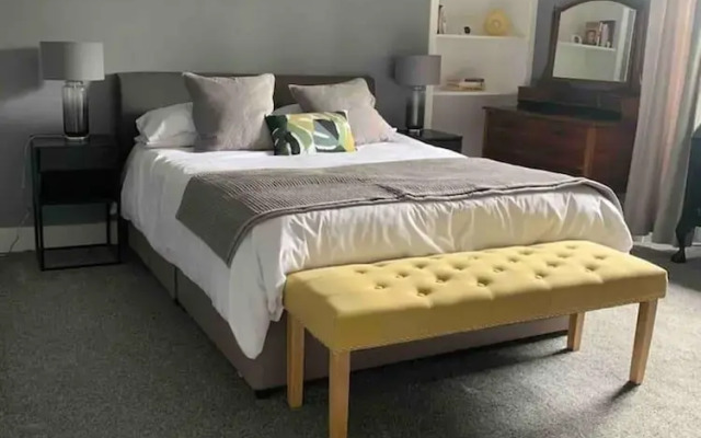 Beautiful 2-bed Study or Visit Flat