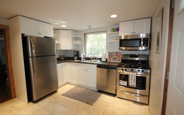 Lakefront Cottage in Manitou Beach