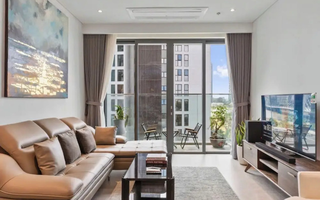 The Crest Residence Luxury by Metropole