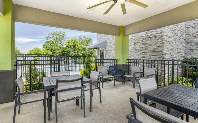 Best Western Plus Mid County