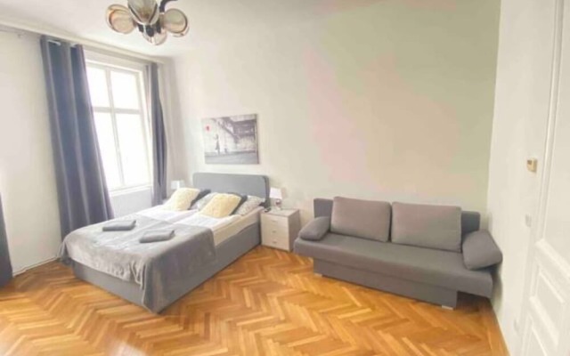 City Apartment - 5 min to Metro