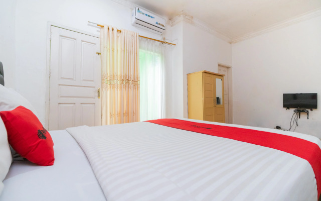 RedDoorz Syariah near Plaza Andalas Padang 2