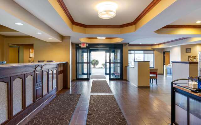 Comfort Suites South Haven near I-96