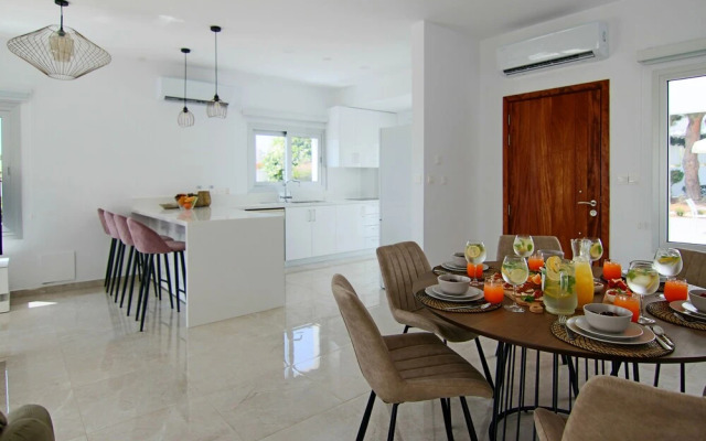 Phaedrus Living: Luxury Villa Ellison