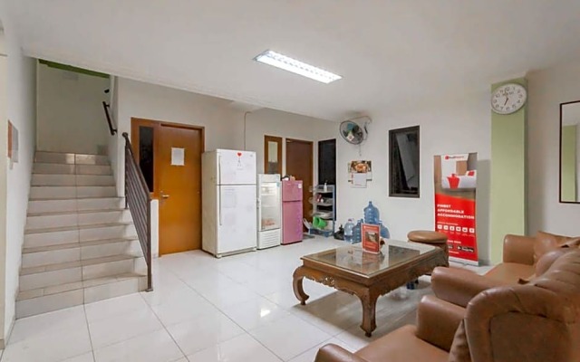 RedDoorz Syariah near Karawang Central Plaza