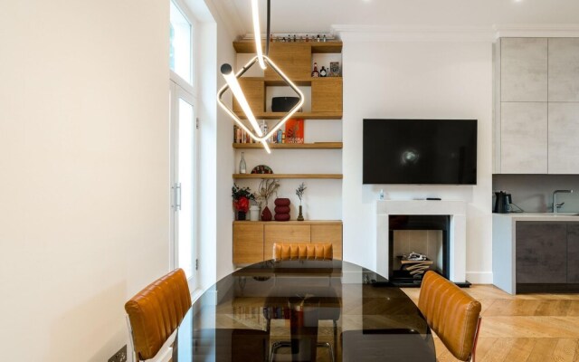 Luxury 2BD Apartment in Holland Park