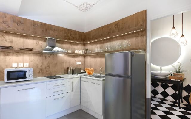 Athenian Apartment with Hot Tub
