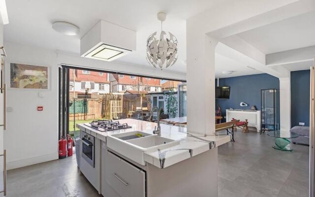 c Bright and Spacious House