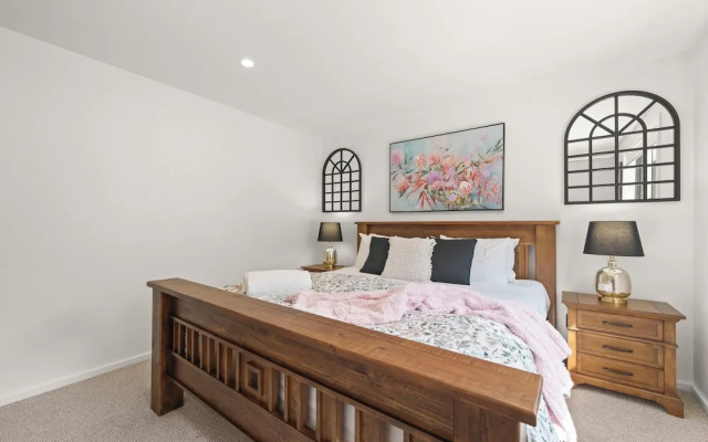 Gorgeous 4 Bedroom House - Blackmans Bay