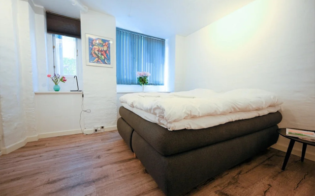 Lake - Pleasant 2-bdr Apt in City Center