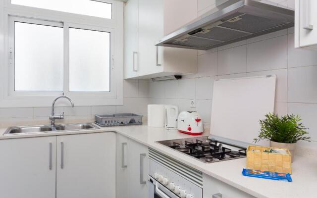Spacious 4 Bedroom Apartment Fira BCN & Camp Nou