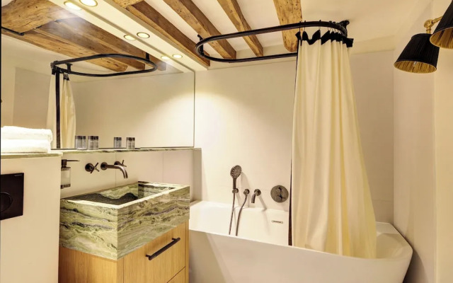 Champs Elysees AC Luxe with Terrace