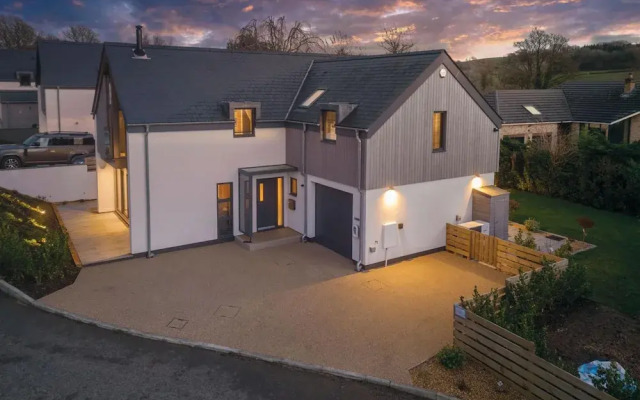 Ty Cyfoes - Luxurious 4 Bedroom - St. Florence