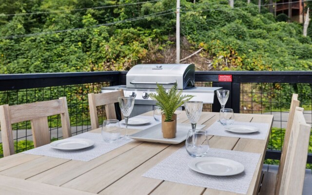 Sunset Chalet 2 Bedroom Cabin by RedAwning