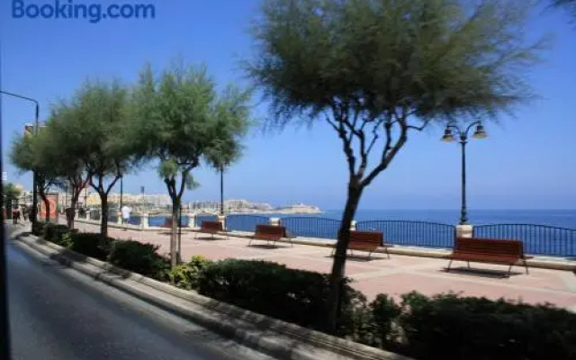 Seaside Bliss 3BR Holiday Apartment Sliema