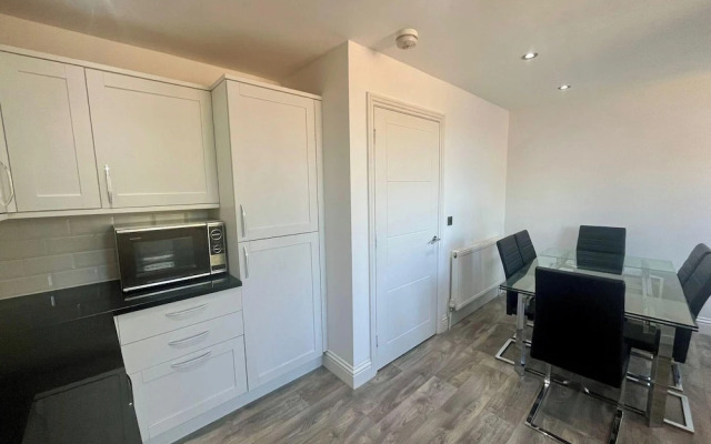 Spacious 4-bed House - Sleeps 11, Garden & Parking