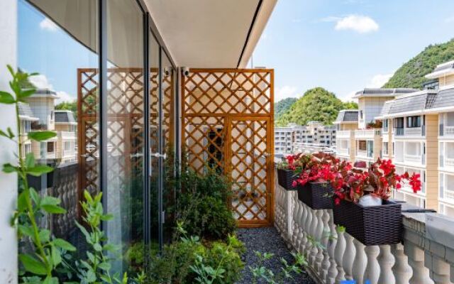 Floral Hotel · Xingyi Wanfenglin Batu Hotel