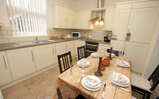 Large 6 bed House With Hot Tub