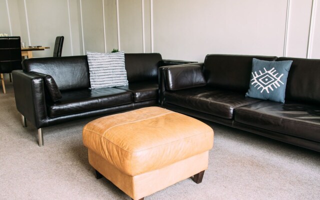 Modern Grove Court Apartment - ISMY